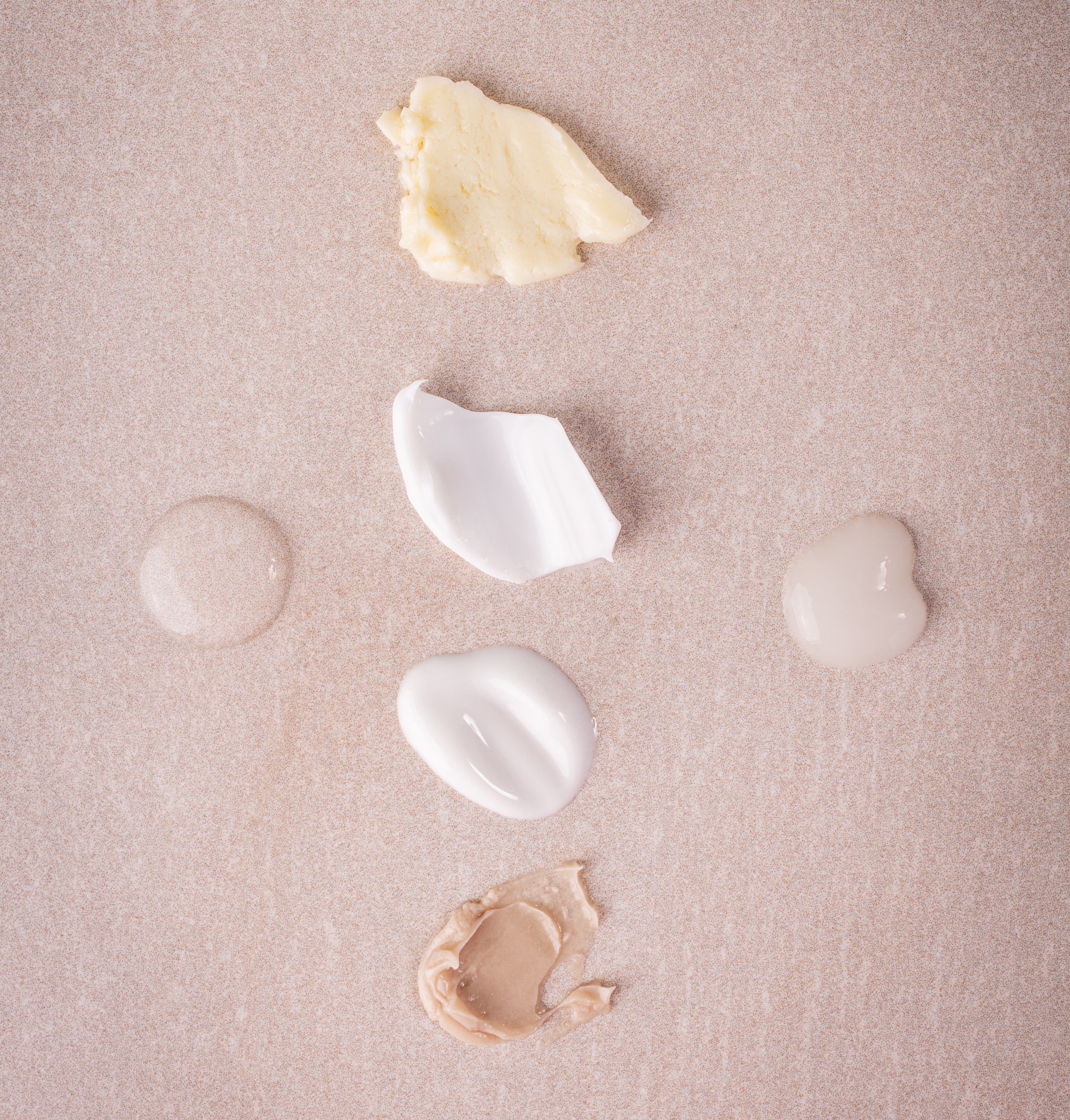 Verschiedene Produkte von Rosental Organics aufgetragen auf hellem Untergrund..