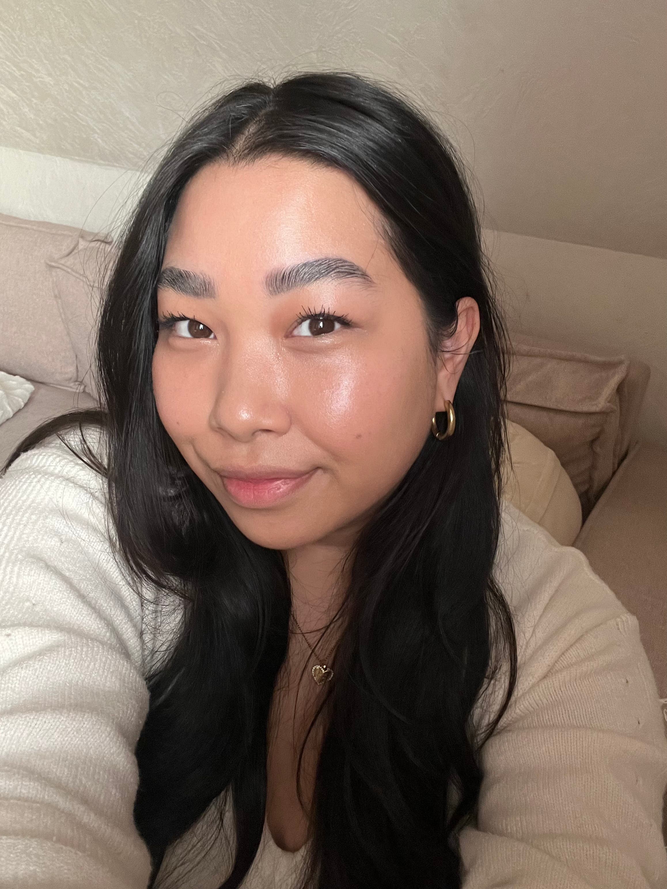 Ein Selfie einer Frau, die in die Kamera lächelt.