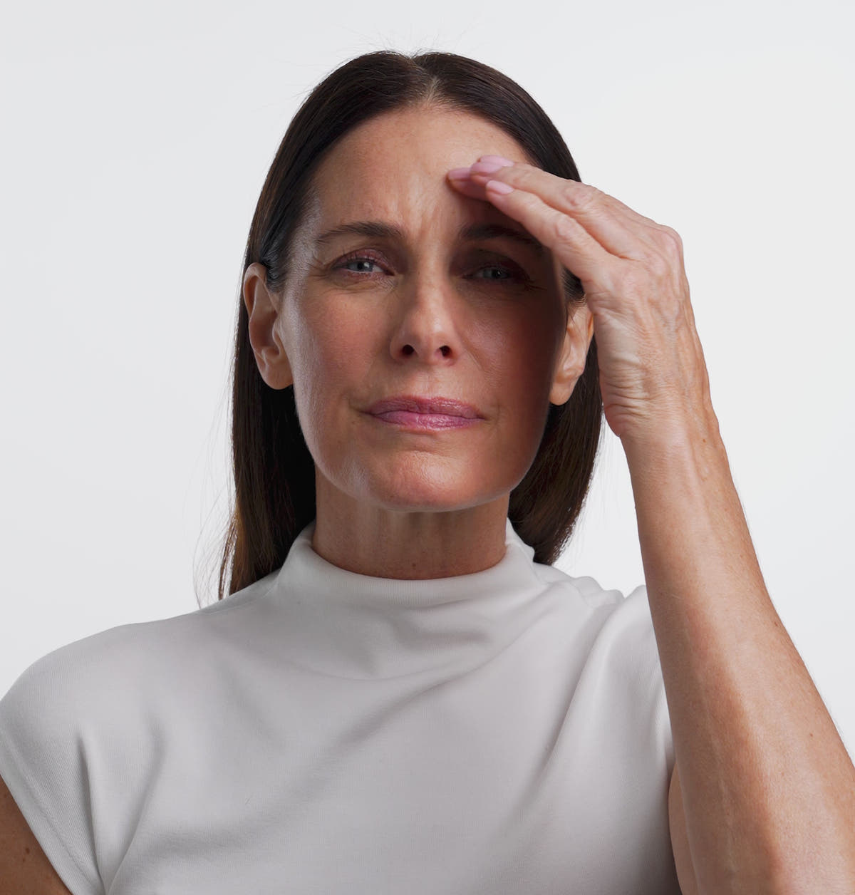 Frau nach dem effekt von Botanical Lifting Effect Serum Travel Essential